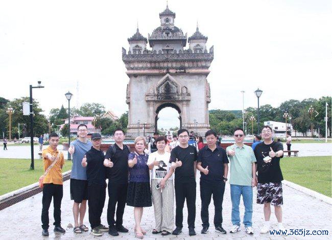 图 2：获胜门打卡合影