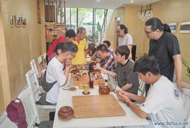胡志明市咖啡馆里的围棋对弈